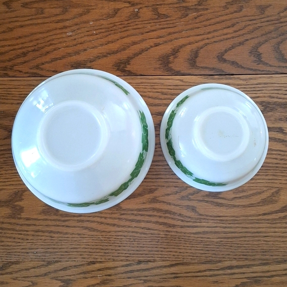 1960s Anchor Hocking Fire-King Green Ivy Bowls - Set of 2 - Picture 2 of 3